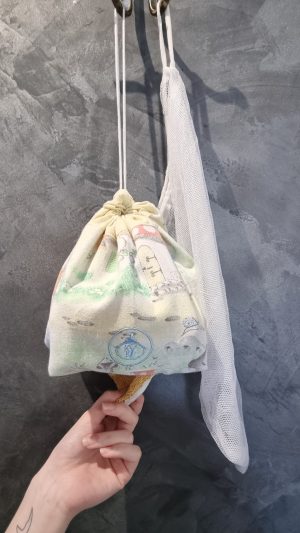 Distributeur blanc avec dessins
