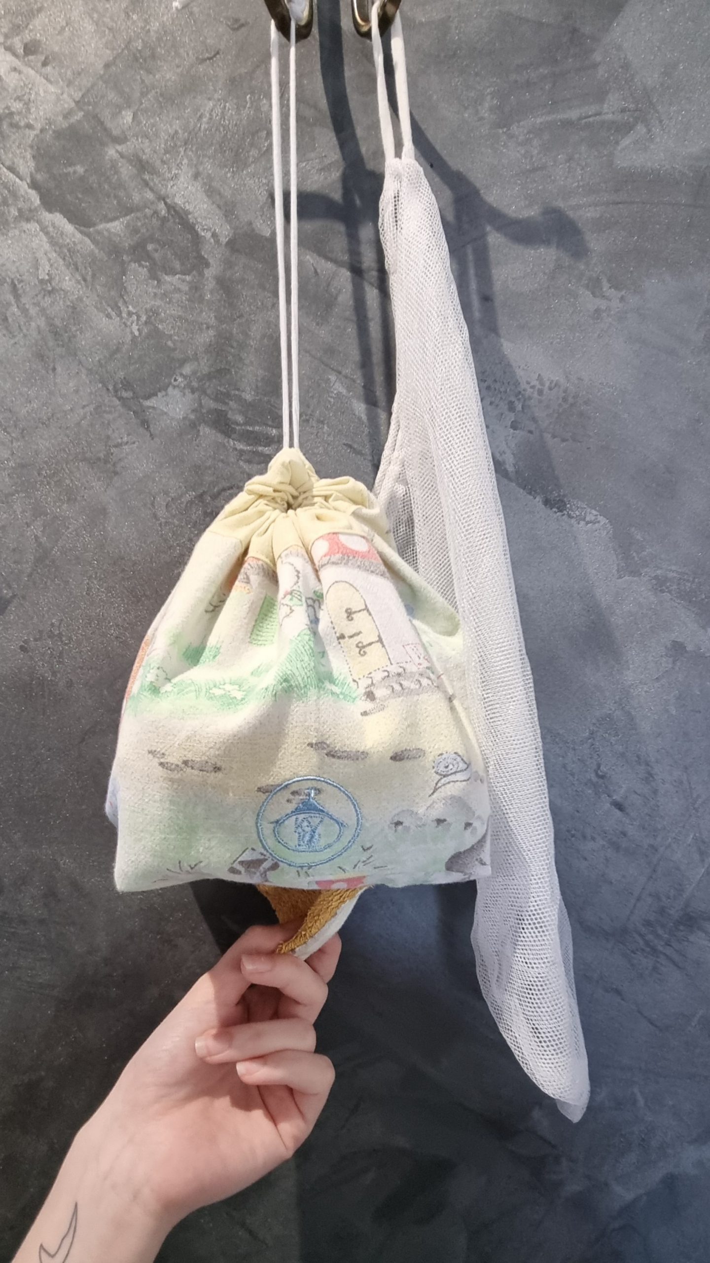 Distributeur blanc avec dessins