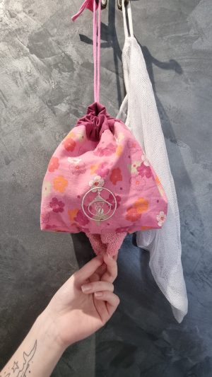 Distributeur rose avec fleurs