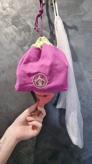 Distributeur rose avec doublure verte