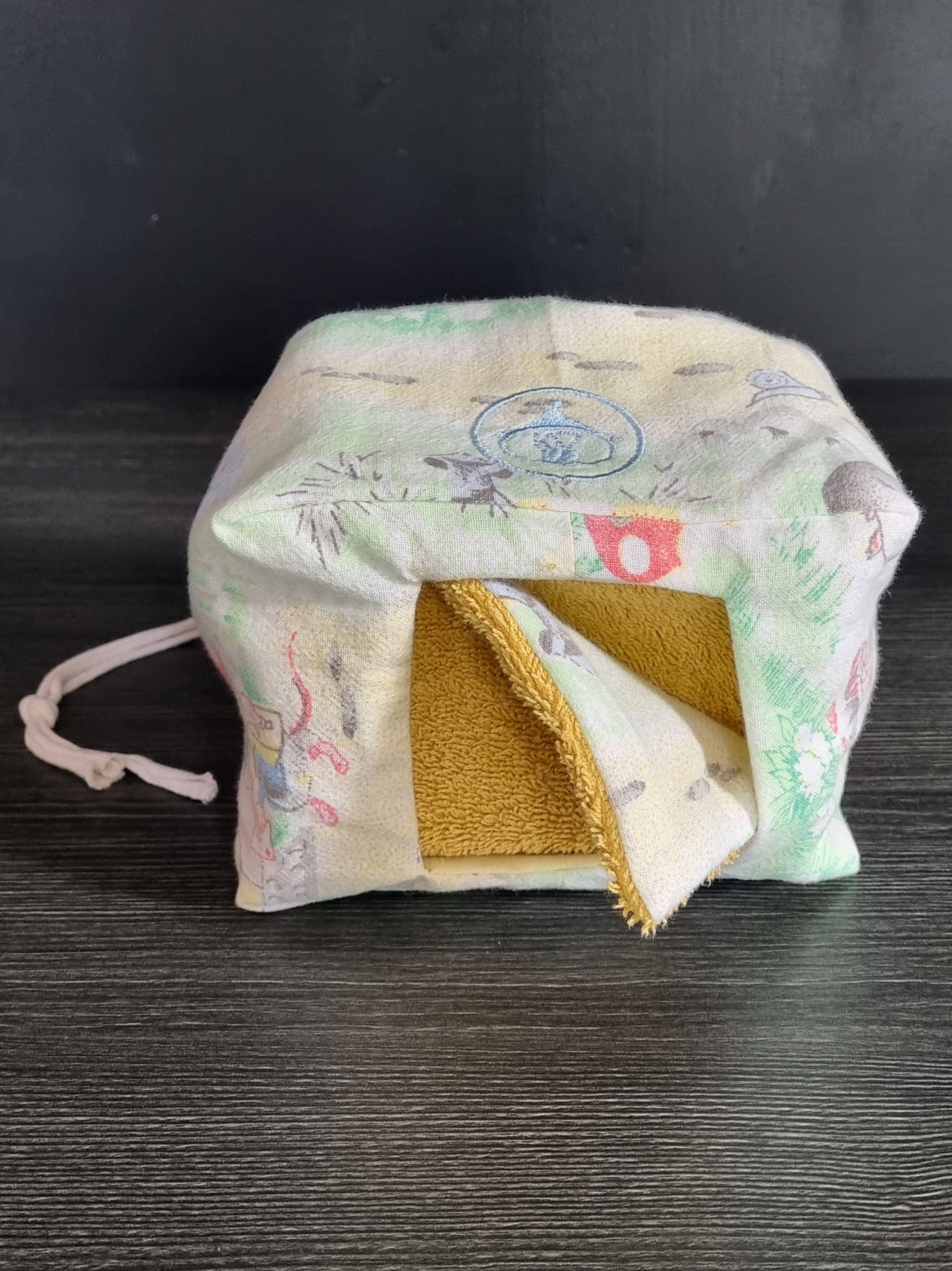 Distributeur blanc avec dessins – Image 2