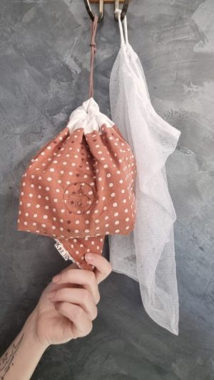 Distributeur marron et points blancs