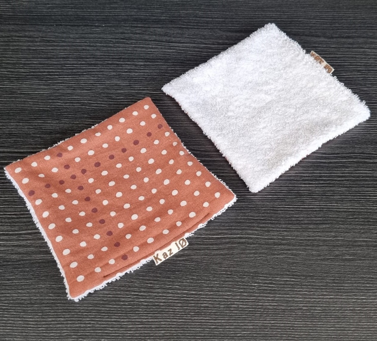 Distributeur marron et points blancs – Image 4
